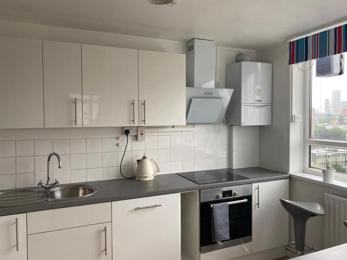 Bedroom With An Office Desk In A Shared 2 Bedroom Flat Near Canary Wharf Londra Exterior foto