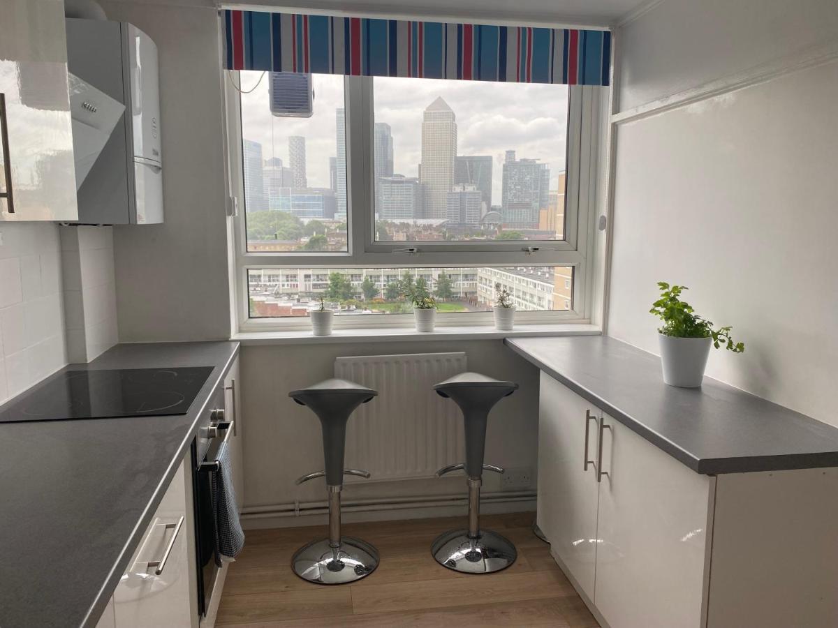 Bedroom With An Office Desk In A Shared 2 Bedroom Flat Near Canary Wharf Londra Exterior foto