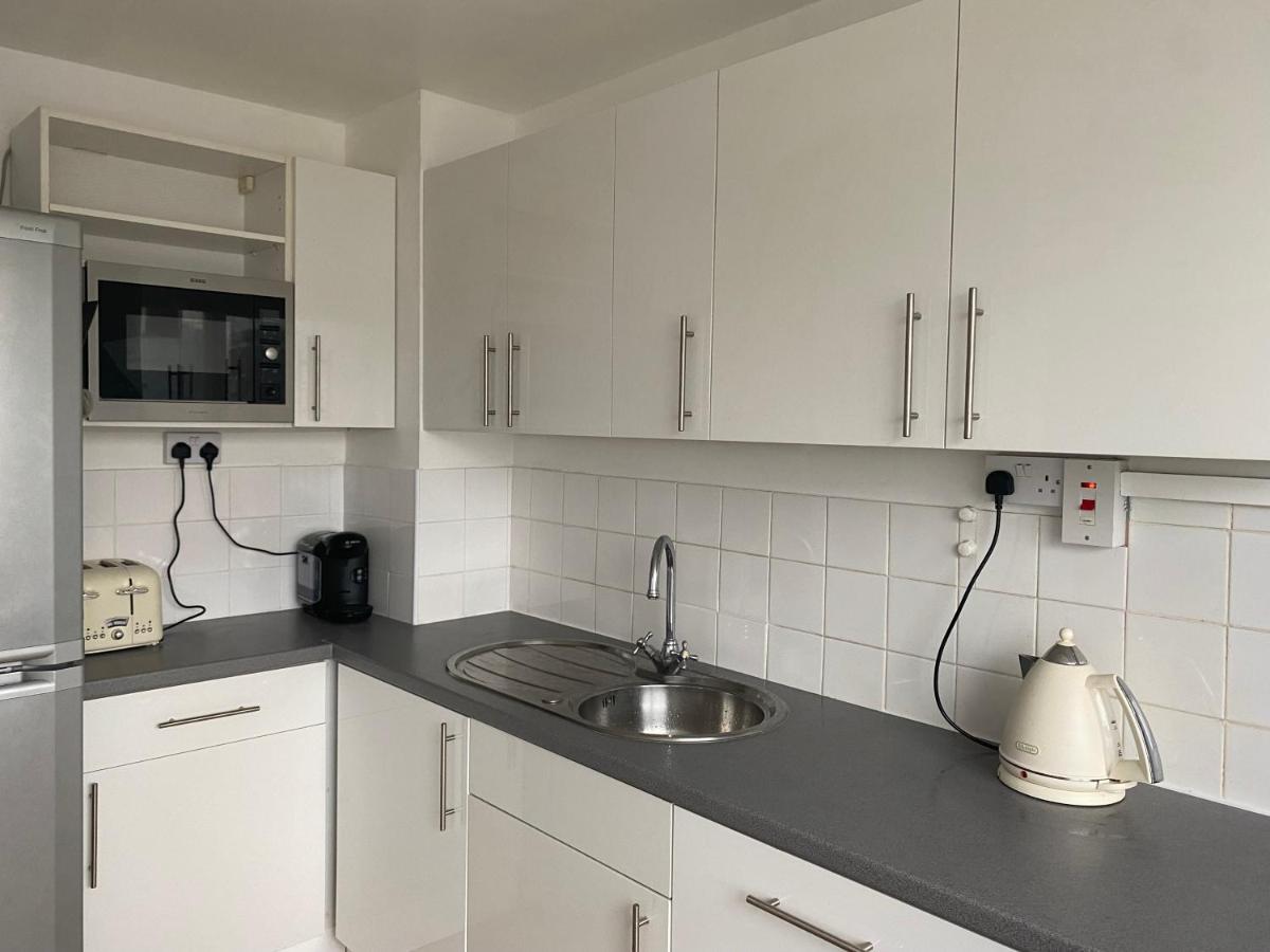 Bedroom With An Office Desk In A Shared 2 Bedroom Flat Near Canary Wharf Londra Exterior foto