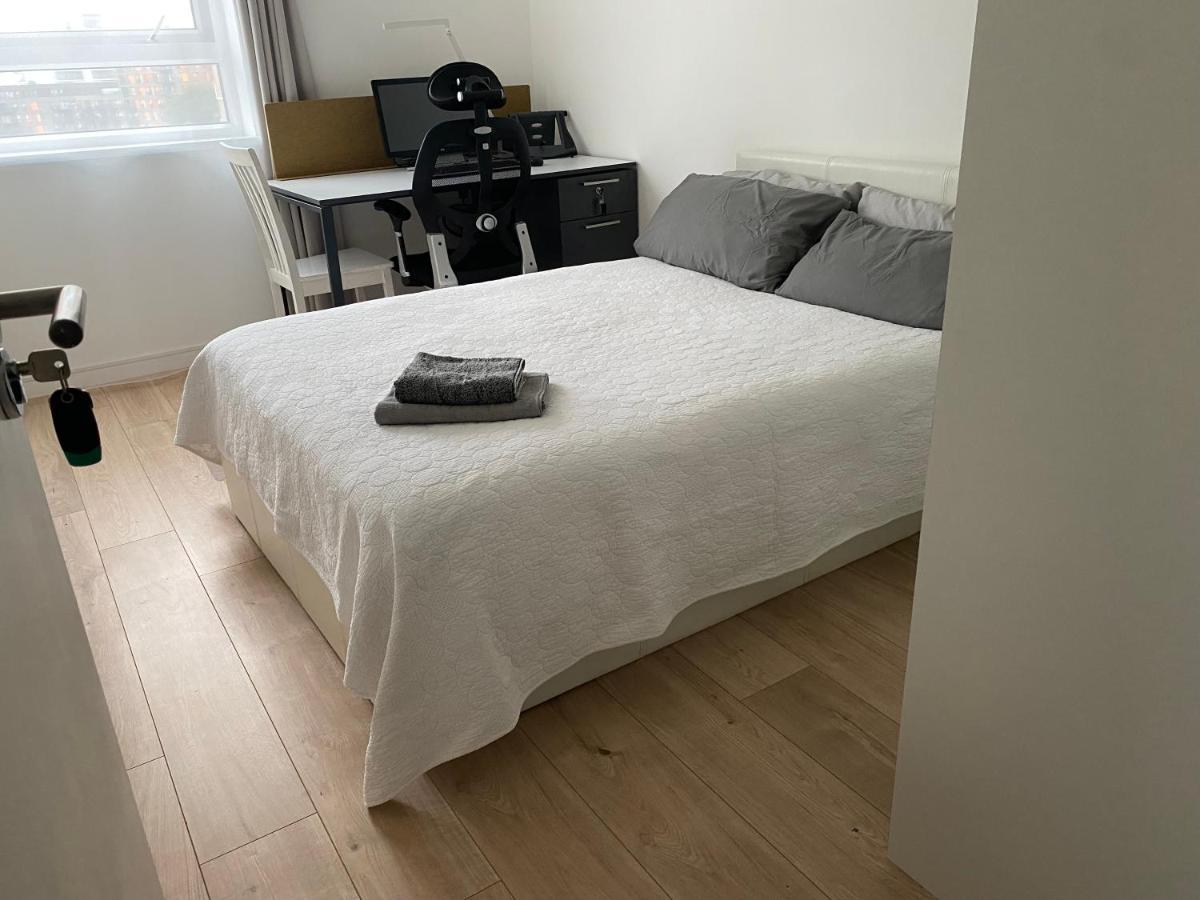 Bedroom With An Office Desk In A Shared 2 Bedroom Flat Near Canary Wharf Londra Exterior foto