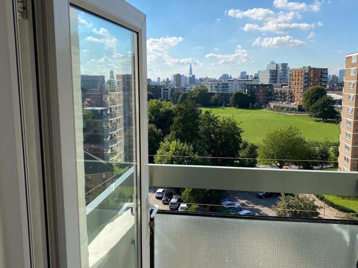 Bedroom With An Office Desk In A Shared 2 Bedroom Flat Near Canary Wharf Londra Exterior foto