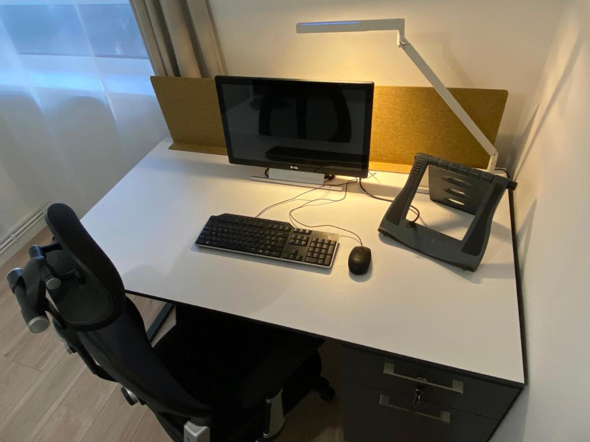 Bedroom With An Office Desk In A Shared 2 Bedroom Flat Near Canary Wharf Londra Exterior foto