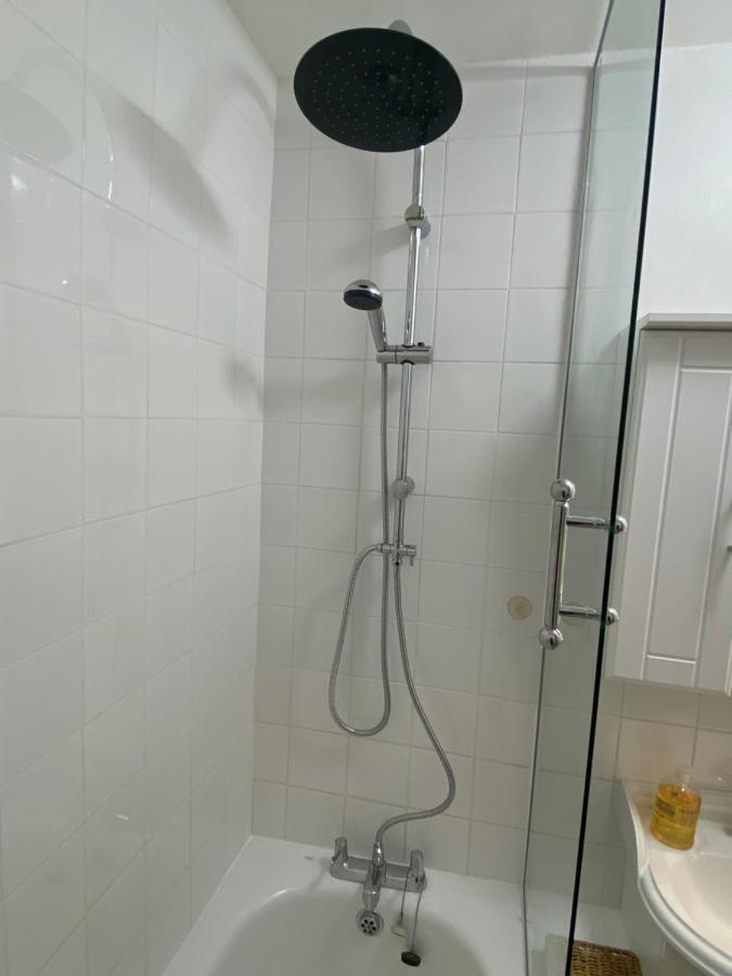 Bedroom With An Office Desk In A Shared 2 Bedroom Flat Near Canary Wharf Londra Exterior foto
