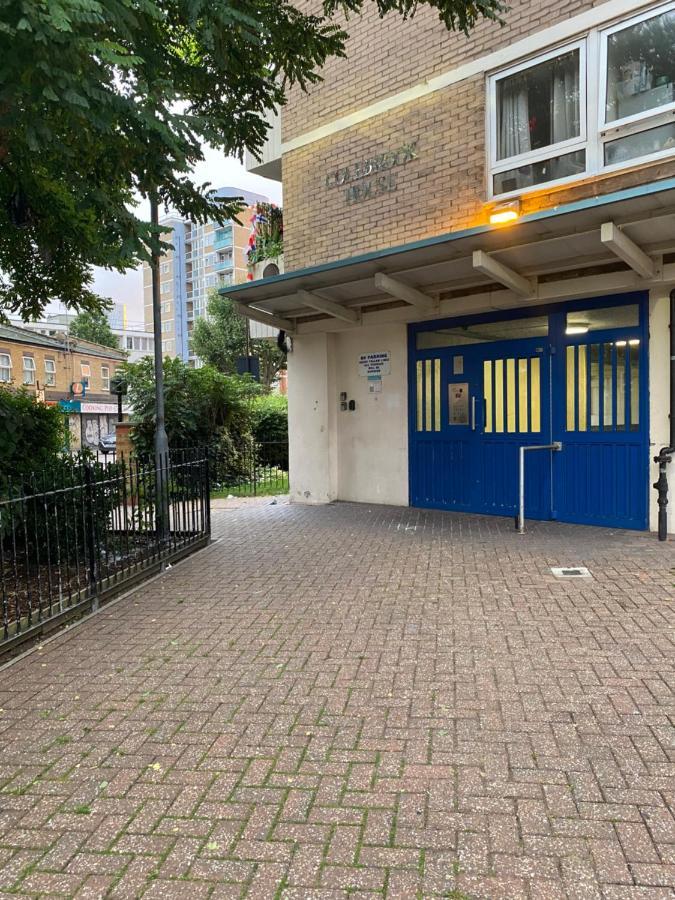 Bedroom With An Office Desk In A Shared 2 Bedroom Flat Near Canary Wharf Londra Exterior foto